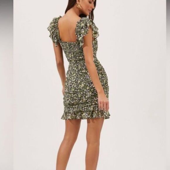 NWT ASTR the Label Ditsy Daisy Ruched Mini Dress Medium - Picture 3 of 7